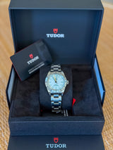 Tudor Black Bay Pro, detail view